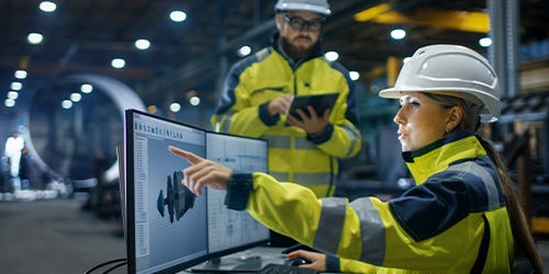 2 Mitarbeiter in der Produktionshalle 